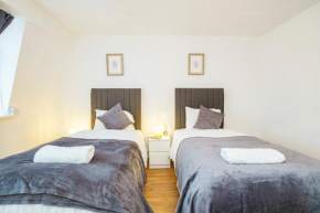 Spacious 3 Bed 1 Bath Hse w guest toilet w parking Near Excel - E16